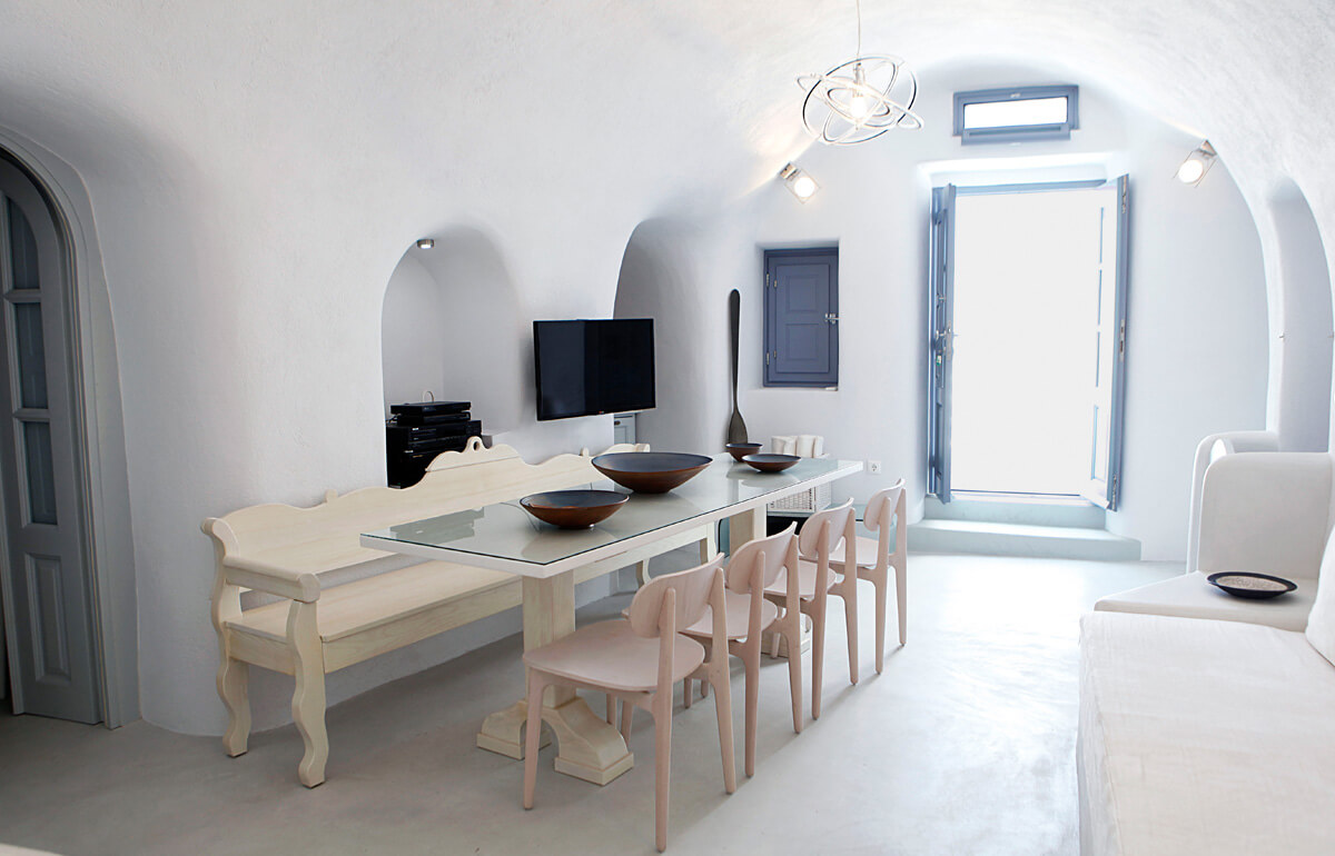 The sun terrace od Santoniro Villa